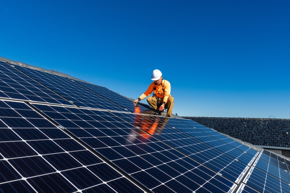 Módulos fotovoltaicos sendo instalados em telhado no interior do Paraná