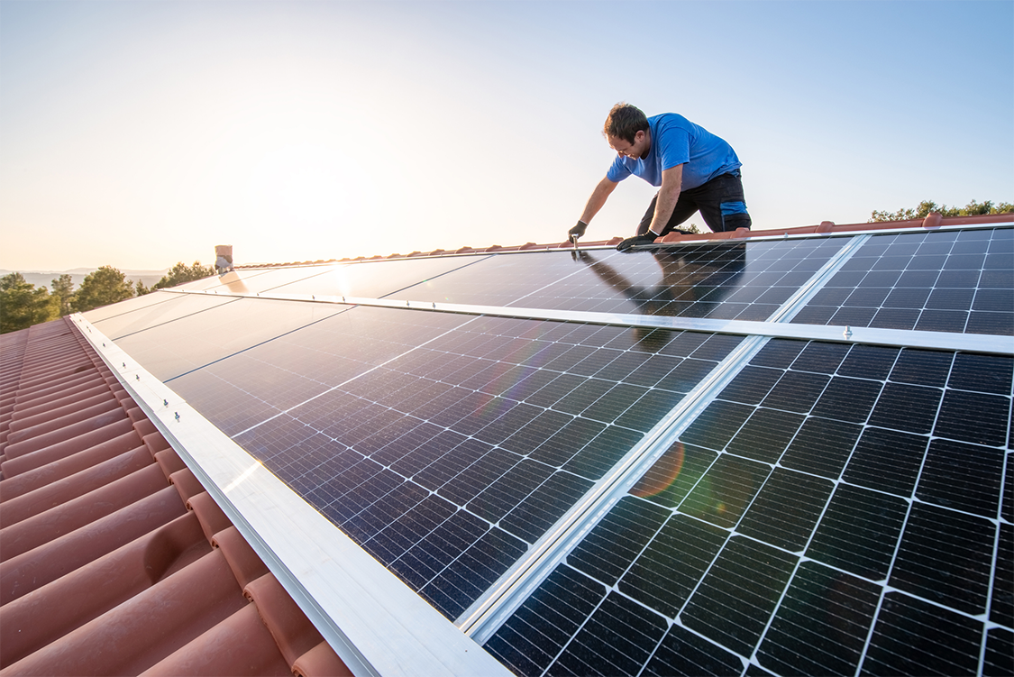 Placas solares instaladas no telhado de uma residência em Palotina
