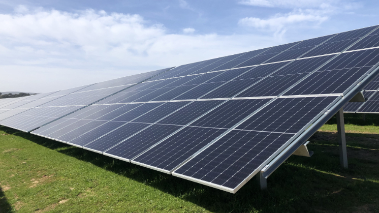 Detalhe dos módulos solares instalados em cobertura metálica